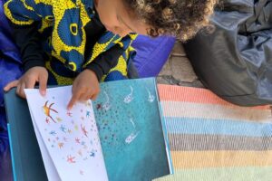 criança lendo em feira com movimento literário criança lendo em feira com movimento literário